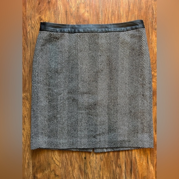 Banana Republic Dresses & Skirts - Chevron Herringbone Pencil Skirt Banana Republic Women’s Size 8